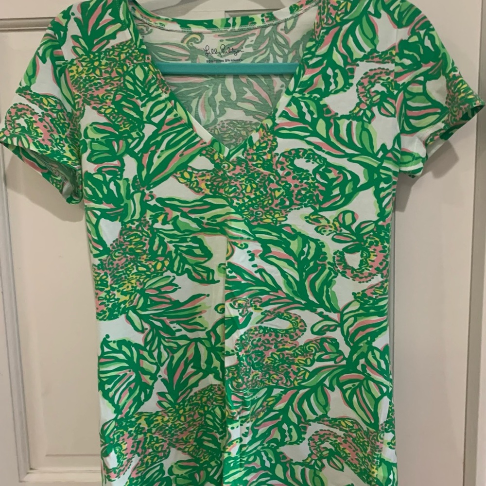 Lilly Pulitzer V-Neck Shirt. Medium. EUC.